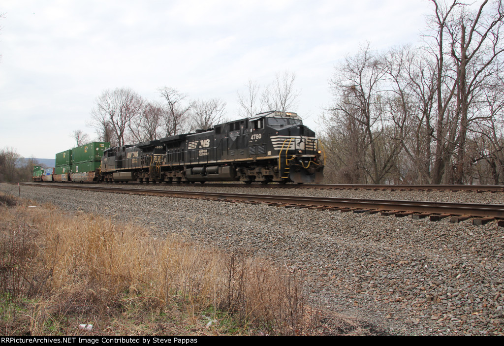 NS 4780 and 4660 take a stack train East